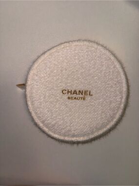 CHANEL Beauté White Box with Gold Logo